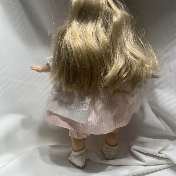 Geli doll with soft body and glass eyes with lashes. - Picture 6 of 10